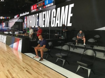 乐鱼娱乐中心-疫情下的NBA记者：工作更艰苦 媒体餐质量提高了？