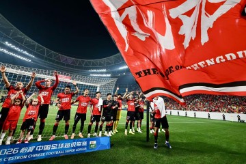 乐鱼VIP-41719人！凤凰山再创上座纪录，助力成都蓉城3比0大胜“克星”，豪取八连胜